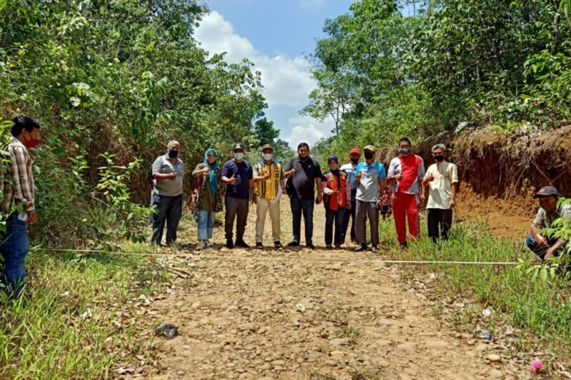 Akses Jalan Masuk Dua Sekolah di Cor Beton