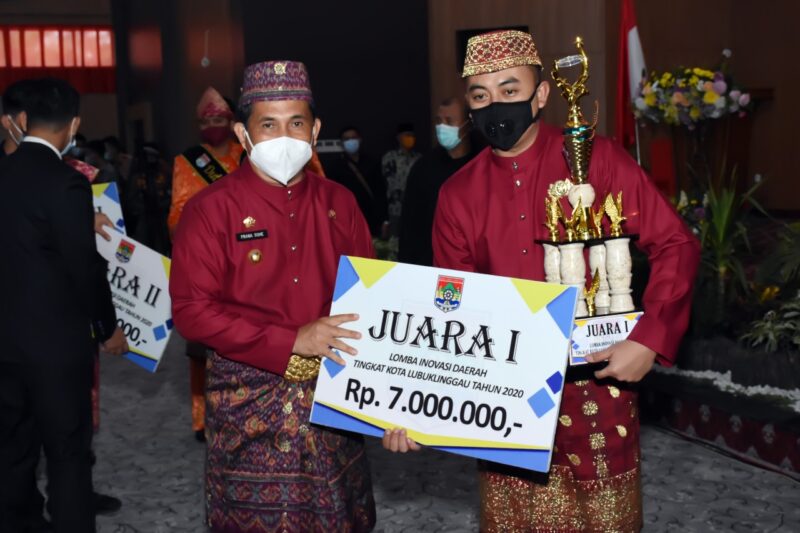 Kadis PMPTSP Lubuklinggau Terima Piala dan Reward