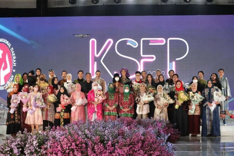 Tampil di KSFP Hj Yetti Oktarina Prana Kenakan Batik Duren