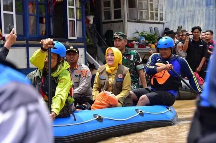 Bupati Musi Rawas Bersama Gubernur Sumsel Serahkan Bantuan Banjir