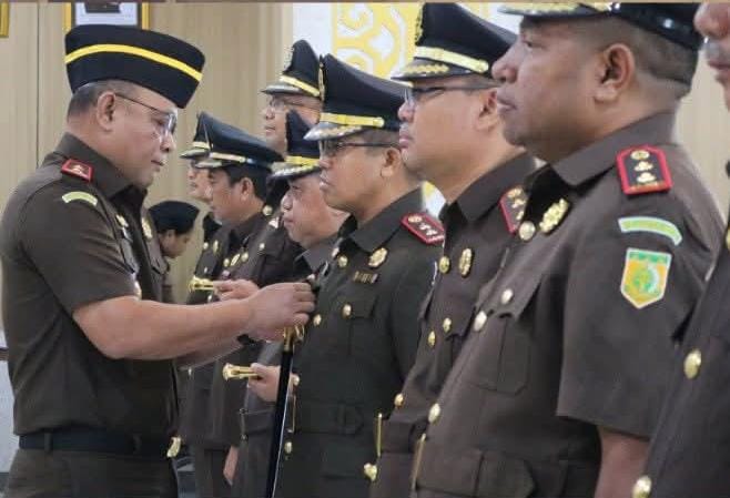 Kajati Papua Barat Lantik Wakajati, Dua Asisten dan Lima Kajari