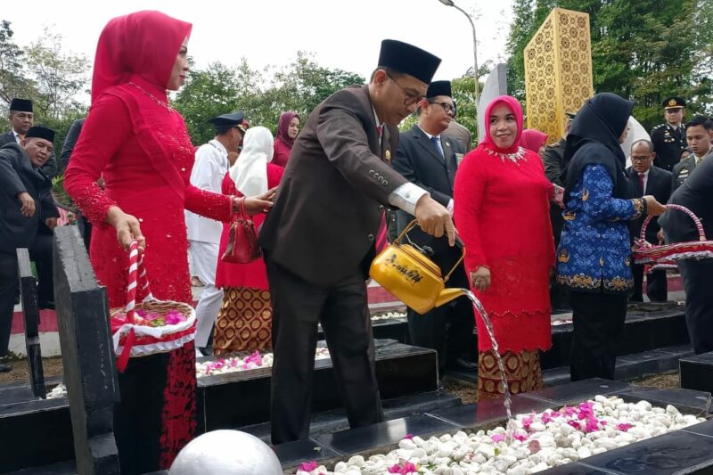 HUT RI Ke 80, Ketua DPRD MURATARA Ziarah Ke Makam Pahlawan