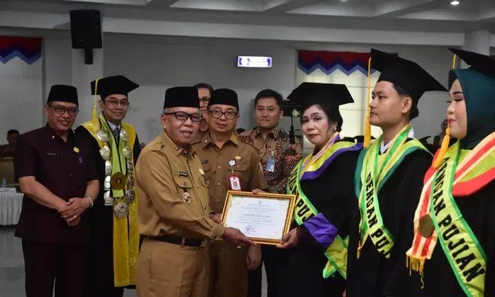 Sekda Mura Hadiri Wisuda Unmura