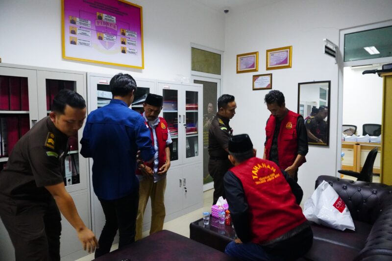 Kejari Tanjabbar Borgol 3 Tersangka Korupsi PDAM Tirta Pengabuan