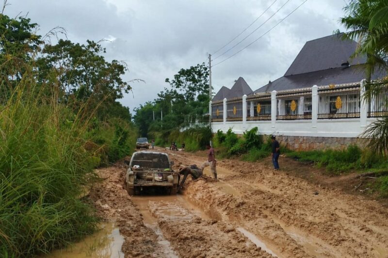 Jalan Antar Desa Di Musi Rawas Bak Kubangan Kerbau di Tengah Megaproyek Puluhan Miliar Rumah Dinas Bupati